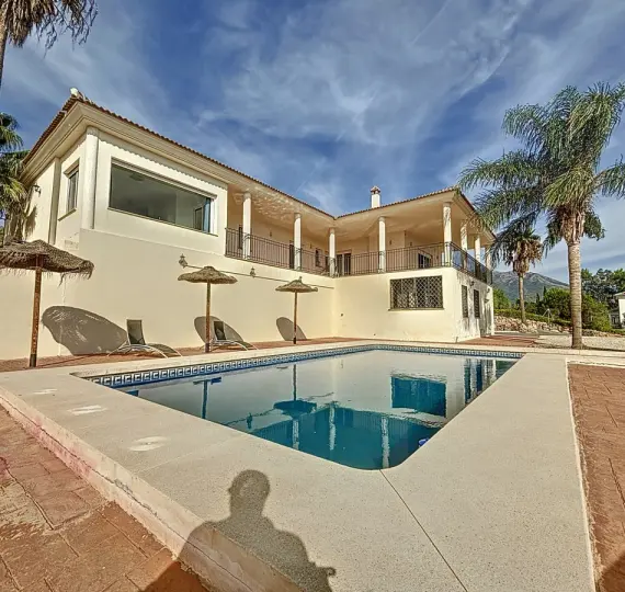 Продажа  отдельно стоящей виллы в Periana