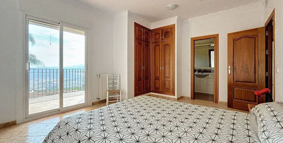 Продажа  отдельно стоящей виллы в Periana 28