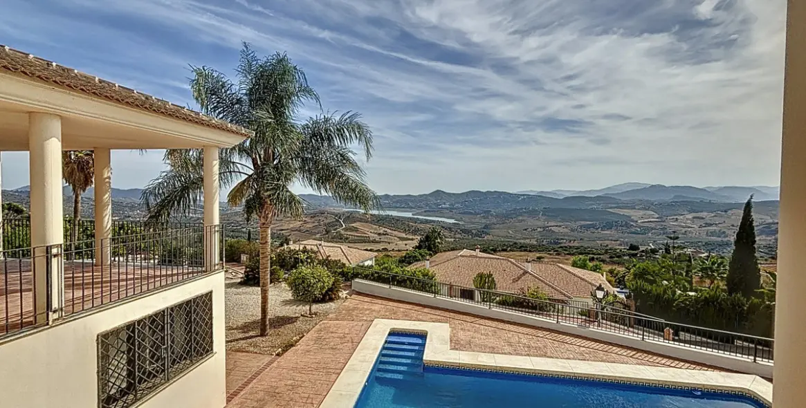 Продажа  отдельно стоящей виллы в Periana 30