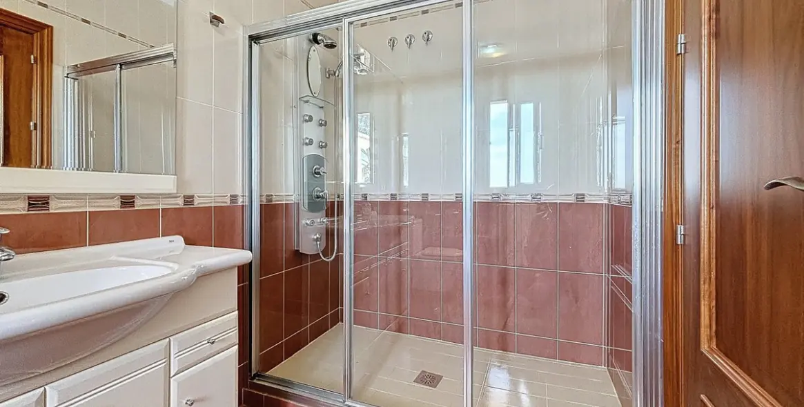 Продажа  отдельно стоящей виллы в Periana 32