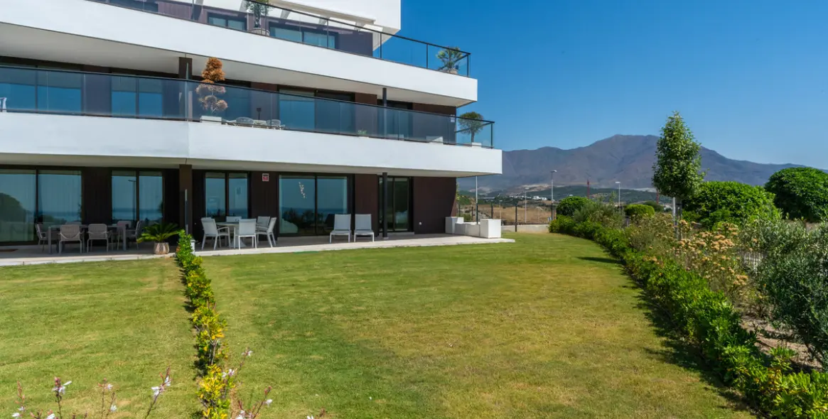 Sale of ground floor apartment in Casares 28