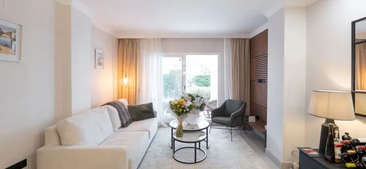 Venta de apartamento en planta baja en San Pedro de Alcántara 2