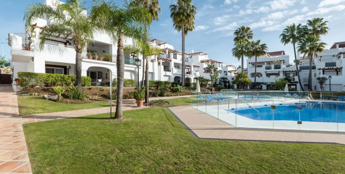 Venta de apartamento en planta baja en San Pedro de Alcántara 16