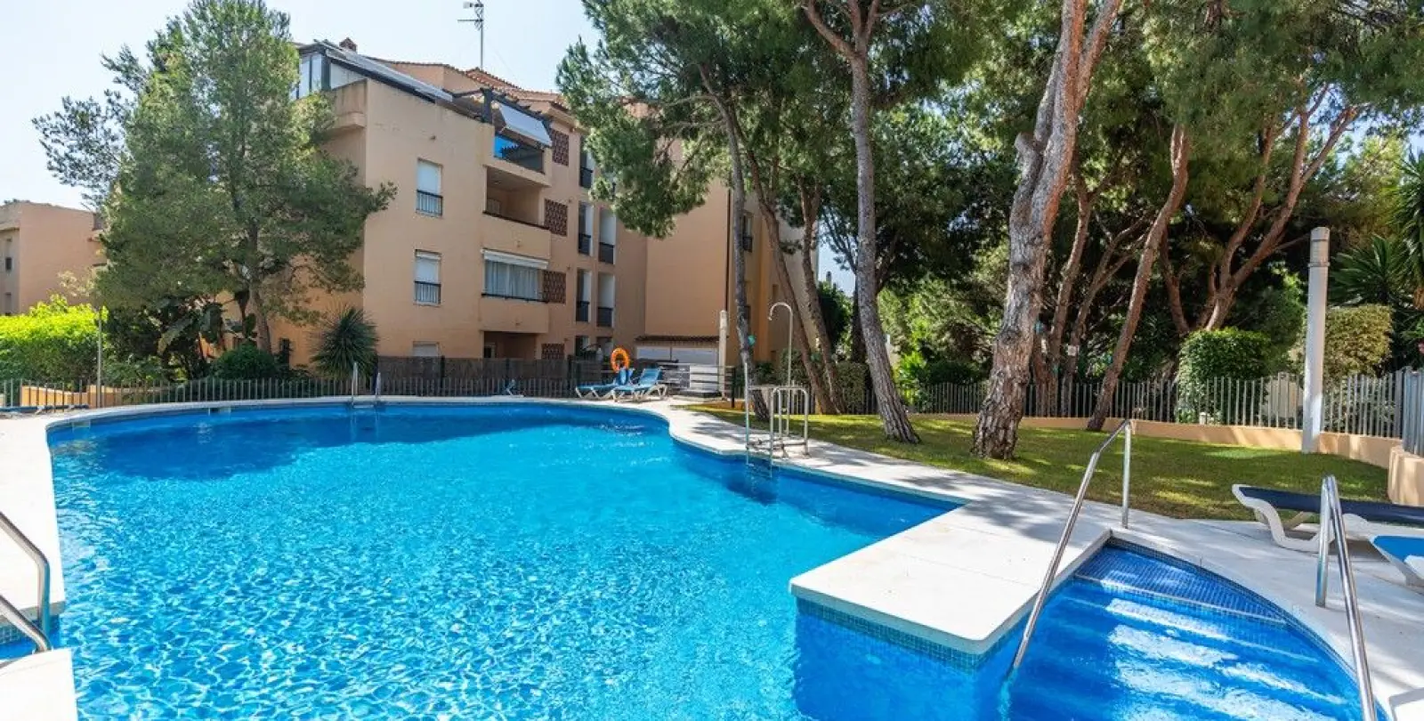 Продажа апартаментов на первом этаже в Marbella 1