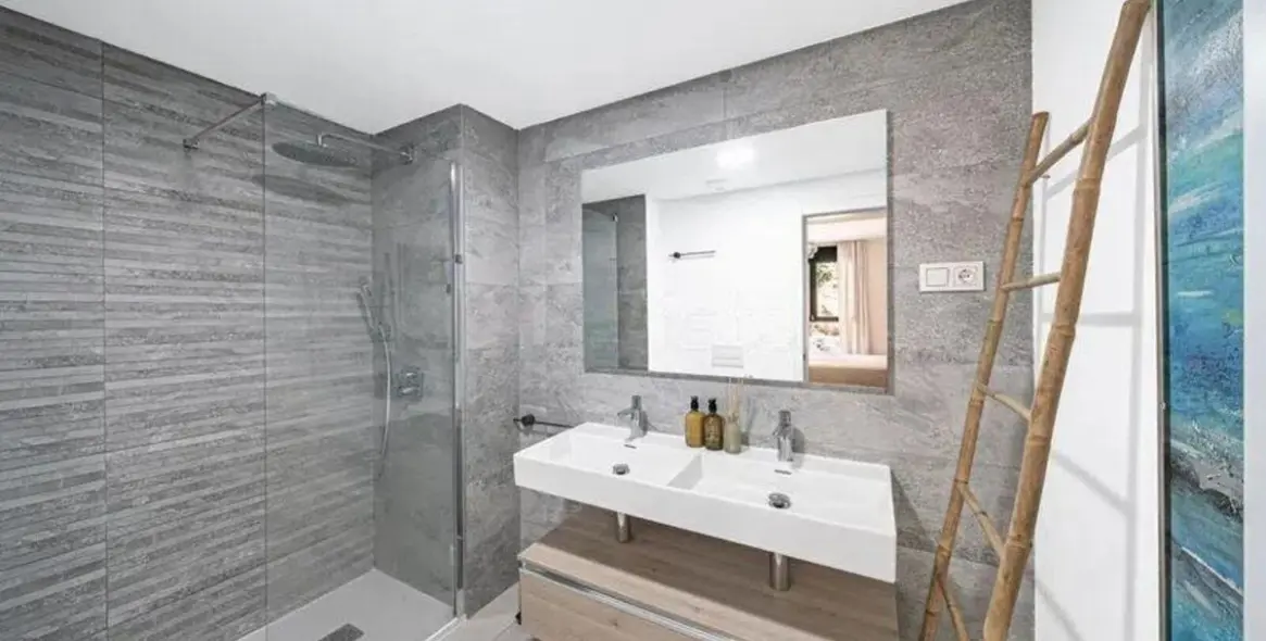 Sale of middle floor apartment in Estepona 18