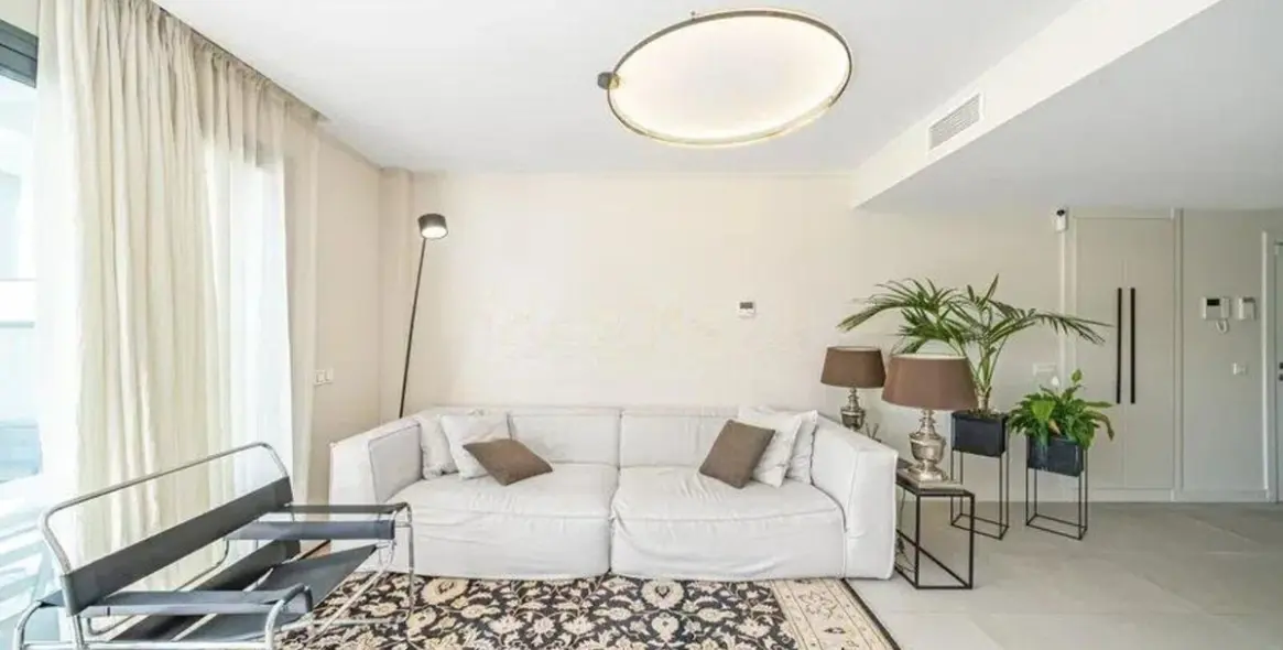 Venta de apartamento en planta media en Estepona 3