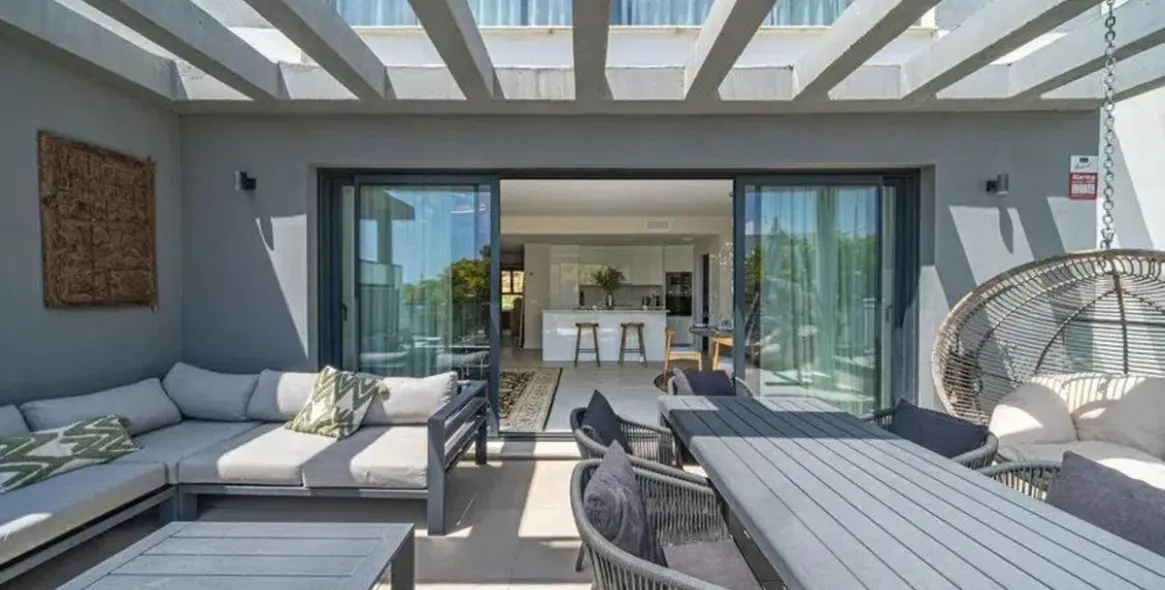 Venta de apartamento en planta media en Estepona 5