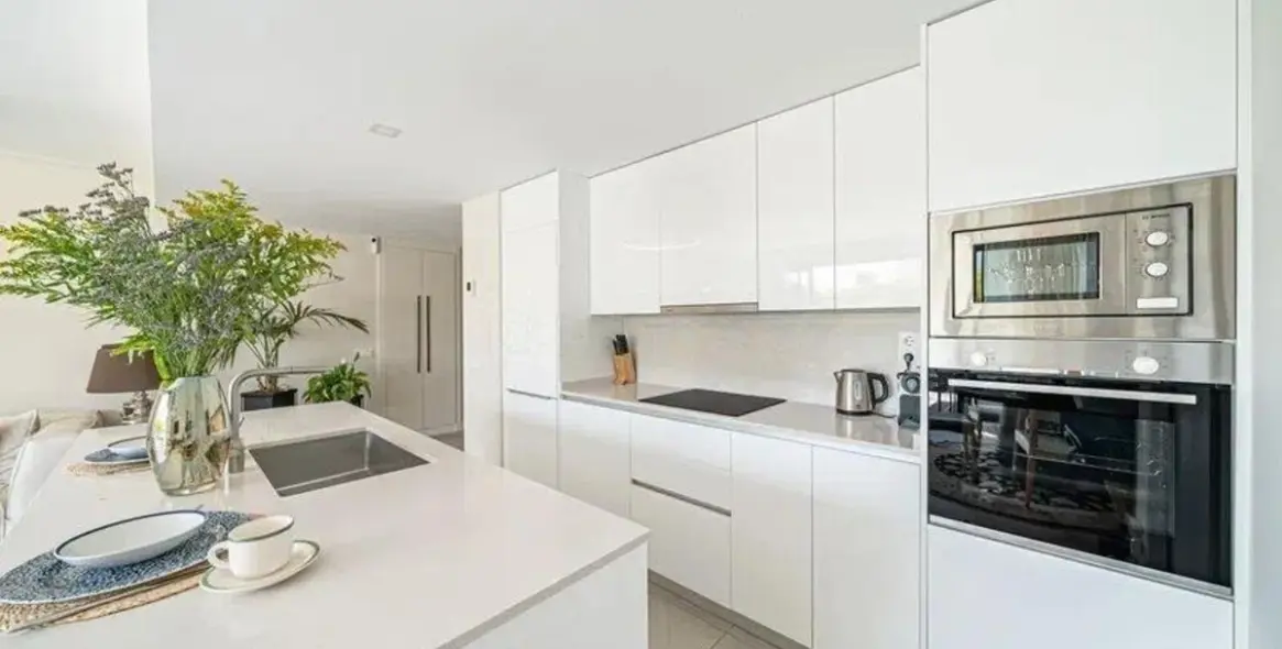 Venta de apartamento en planta media en Estepona 6