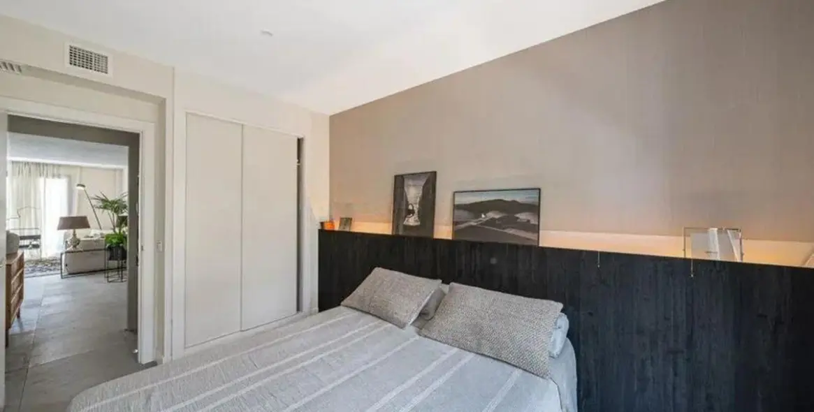 Venta de apartamento en planta media en Estepona 12