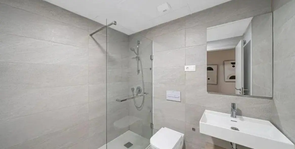 Venta de apartamento en planta media en Estepona 17