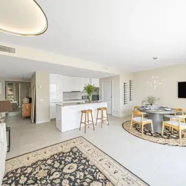 Sale of middle floor apartment in Estepona