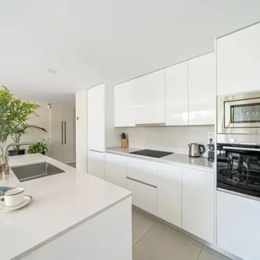 Sale of middle floor apartment in Estepona