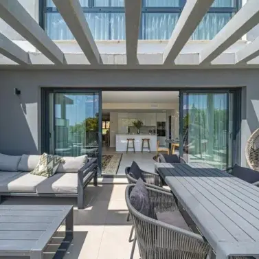 Sale of middle floor apartment in Estepona