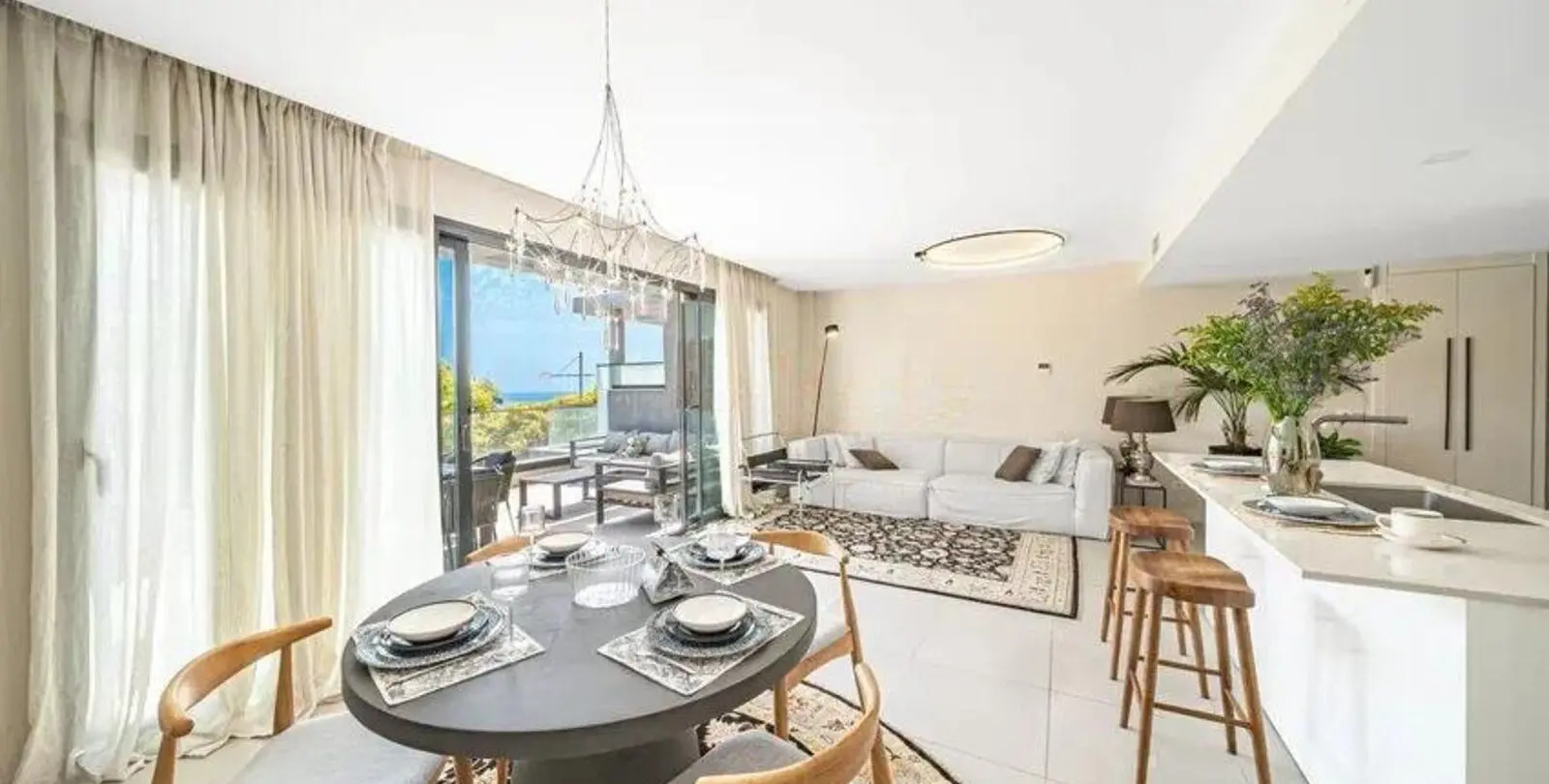 Sale of middle floor apartment in Estepona 1