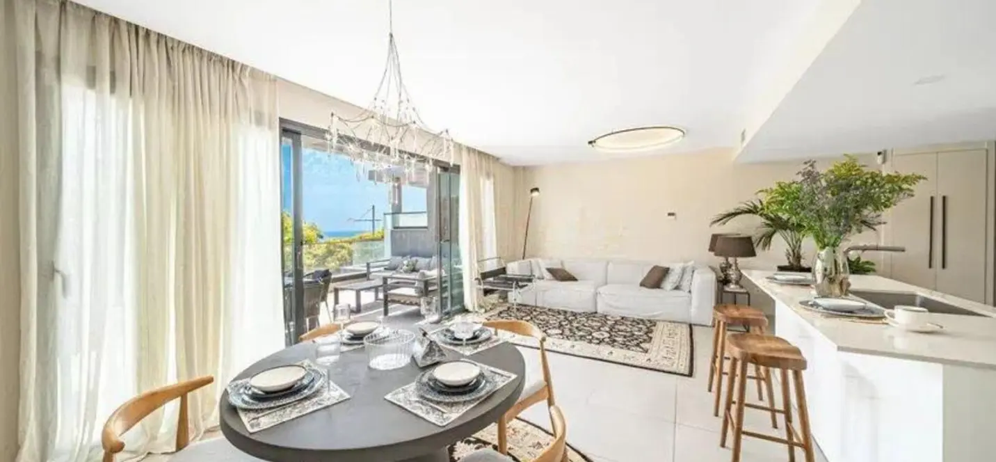 Sale of middle floor apartment in Estepona 0