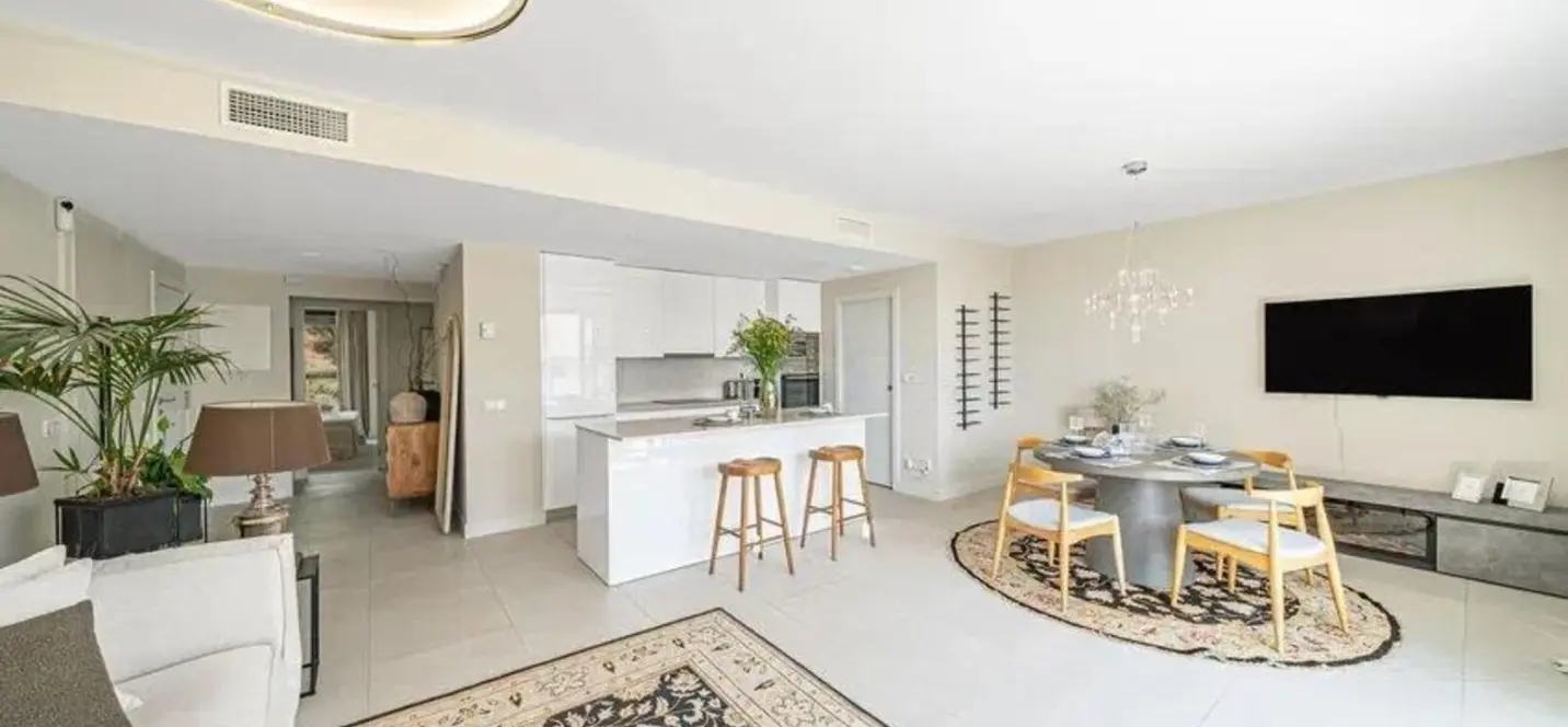 Sale of middle floor apartment in Estepona 1