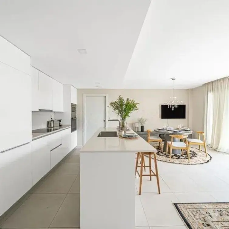 Sale of middle floor apartment in Estepona