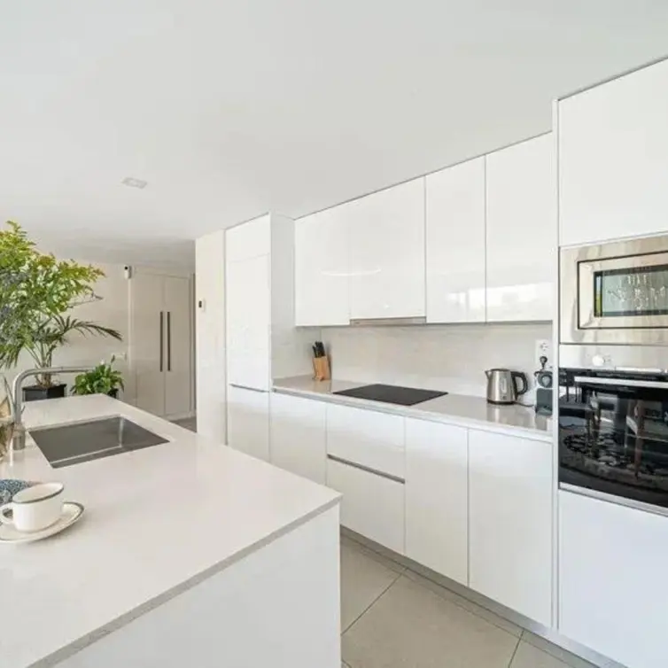 Sale of middle floor apartment in Estepona