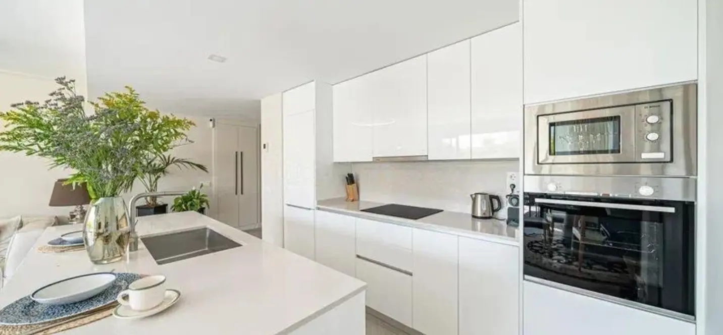 Sale of middle floor apartment in Estepona 3