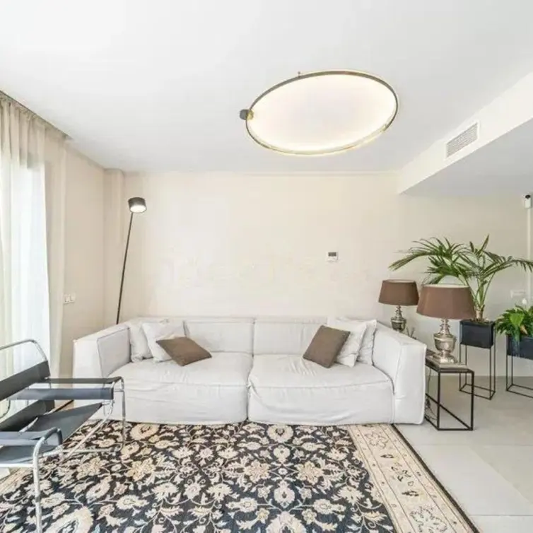 Sale of middle floor apartment in Estepona