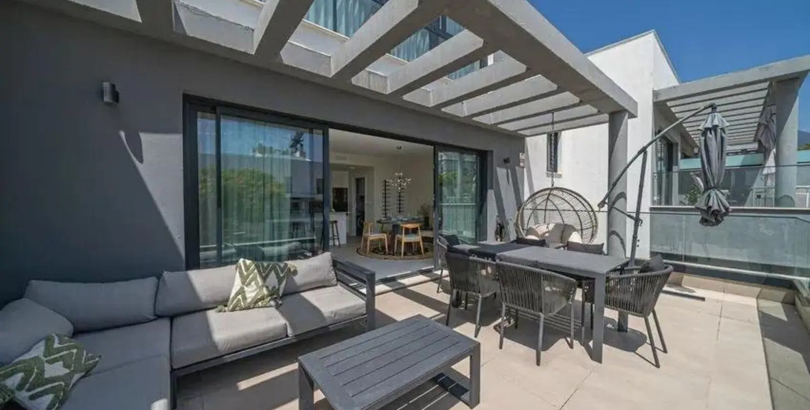 Venta de apartamento en planta media en Estepona 16