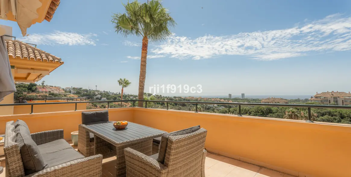 Sale of middle floor apartment in Elviria 1