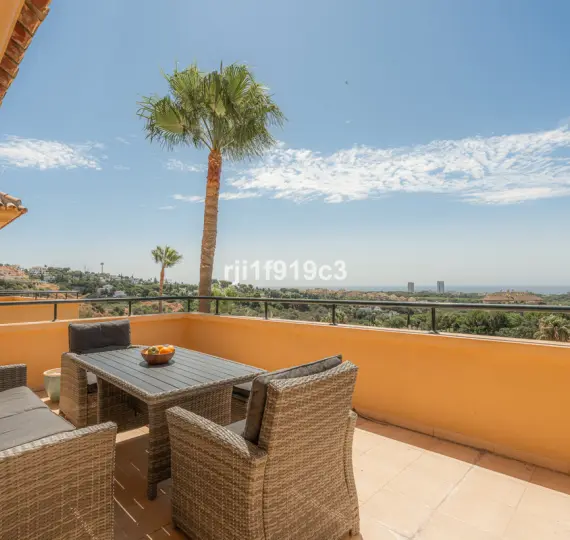 Sale of middle floor apartment in Elviria