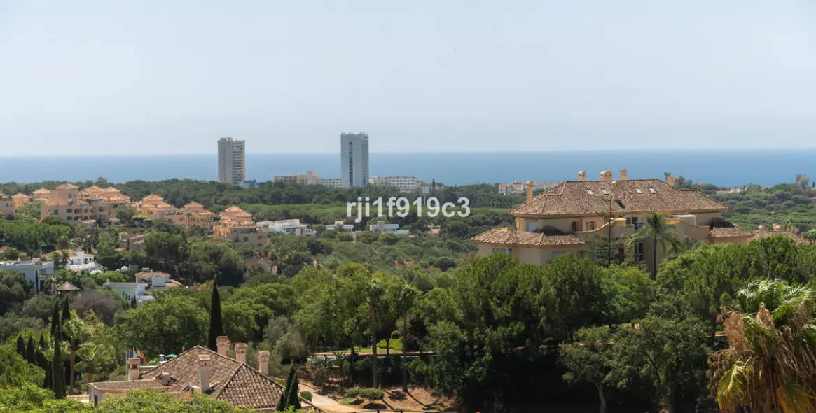 Sale of middle floor apartment in Elviria 2