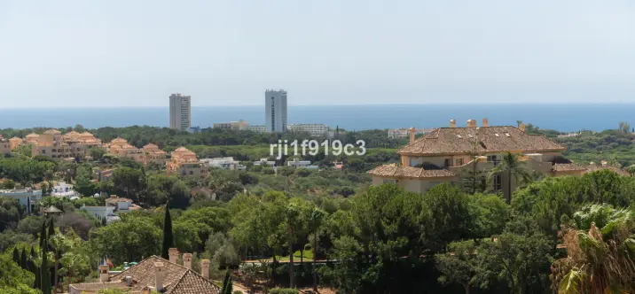 Sale of middle floor apartment in Elviria 1