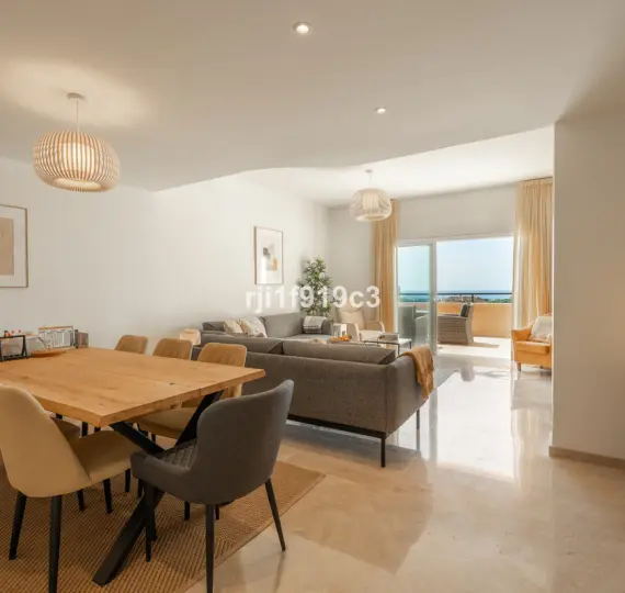 Sale of middle floor apartment in Elviria