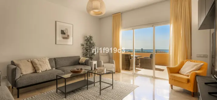 Sale of middle floor apartment in Elviria 3