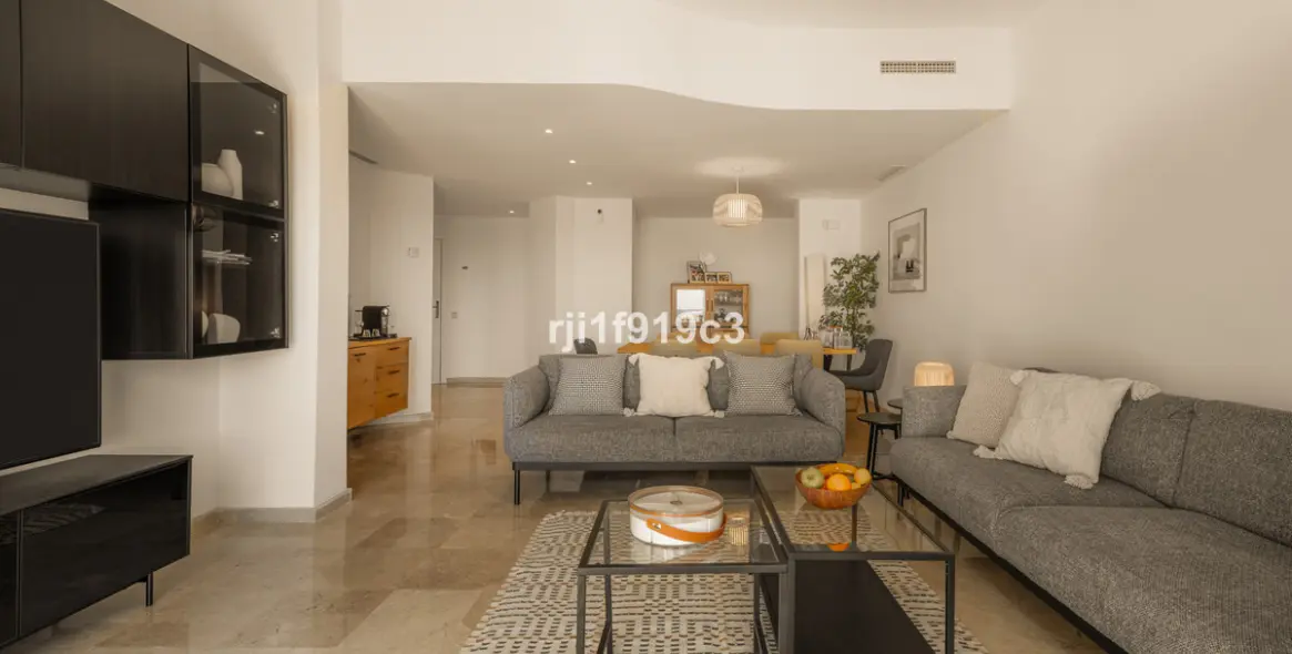 Sale of middle floor apartment in Elviria 5