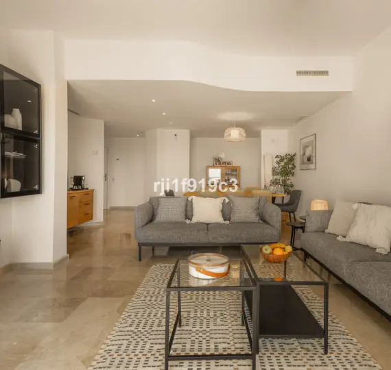 Sale of middle floor apartment in Elviria