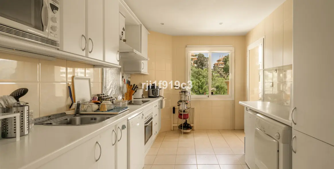 Sale of middle floor apartment in Elviria 6