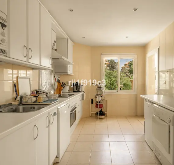 Sale of middle floor apartment in Elviria