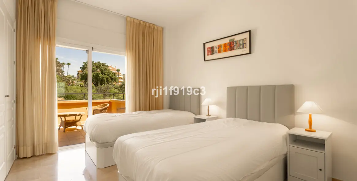 Sale of middle floor apartment in Elviria 8