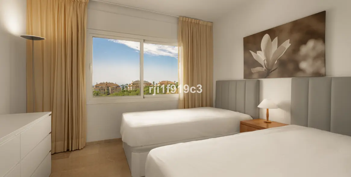 Sale of middle floor apartment in Elviria 9