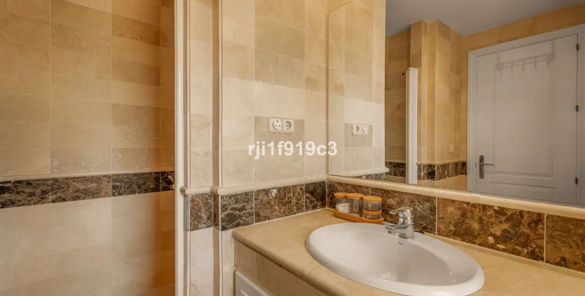 Sale of middle floor apartment in Elviria 11