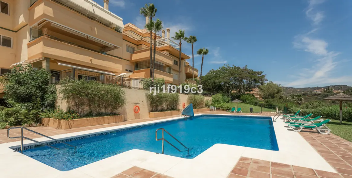 Sale of middle floor apartment in Elviria 12