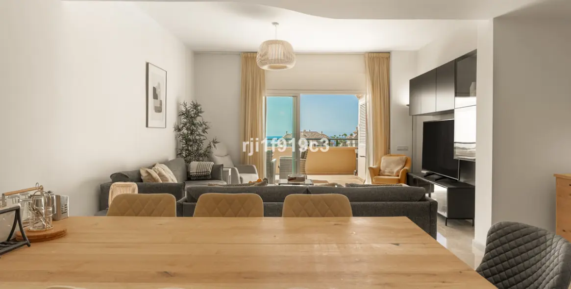 Sale of middle floor apartment in Elviria 13