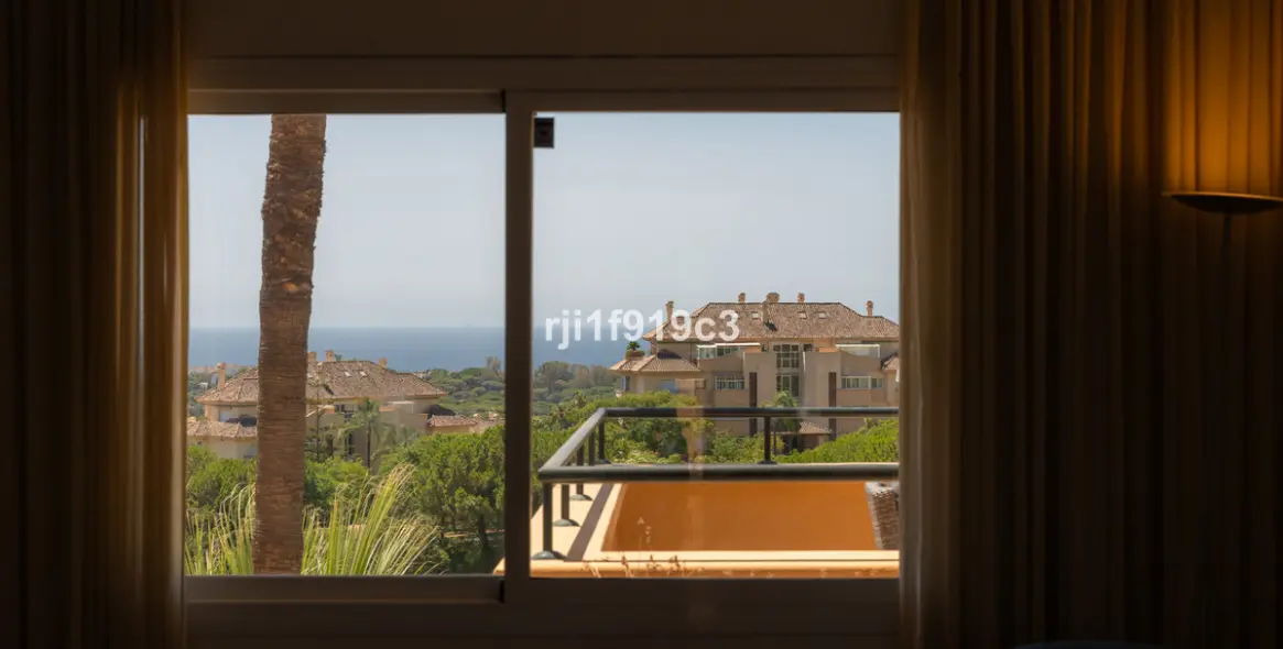 Sale of middle floor apartment in Elviria 18