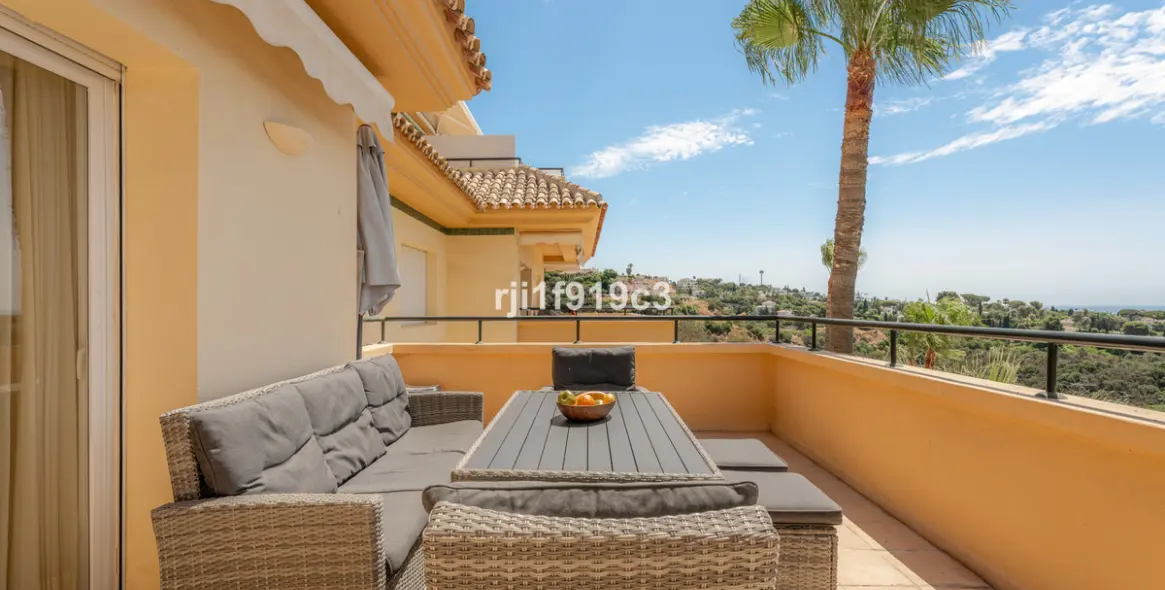 Sale of middle floor apartment in Elviria 19