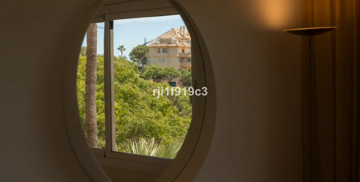Sale of middle floor apartment in Elviria 20