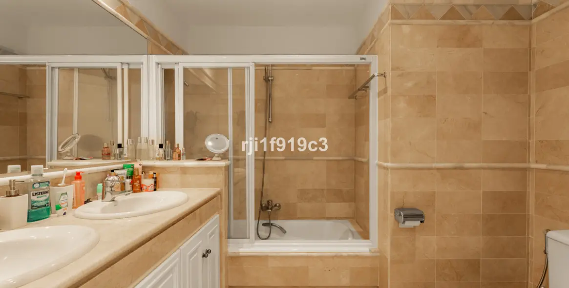 Sale of middle floor apartment in Elviria 21