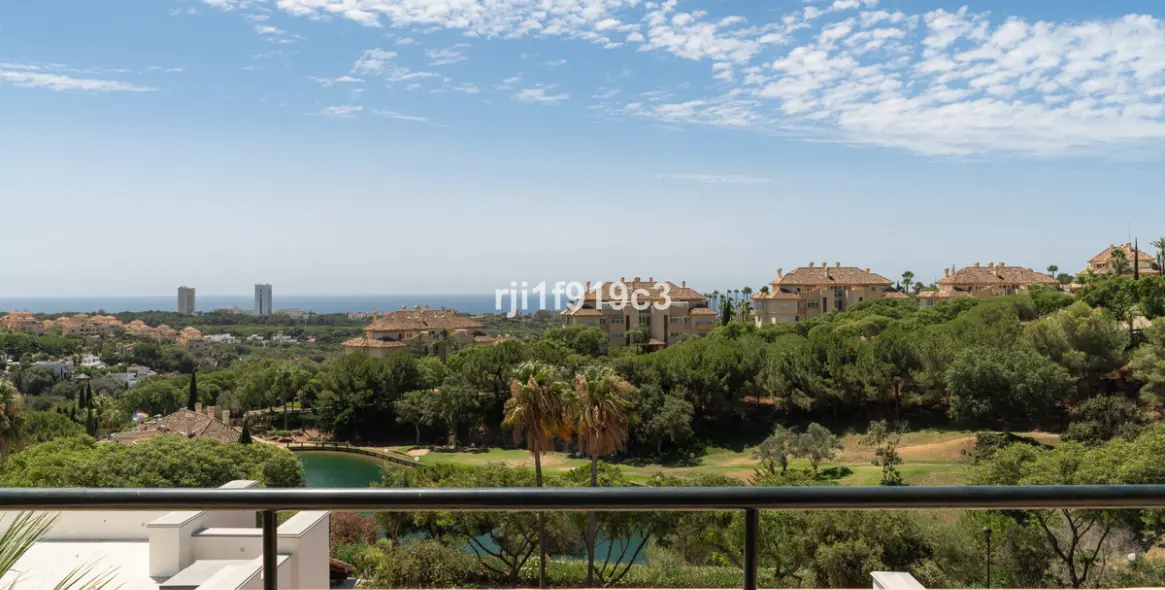 Sale of middle floor apartment in Elviria 22