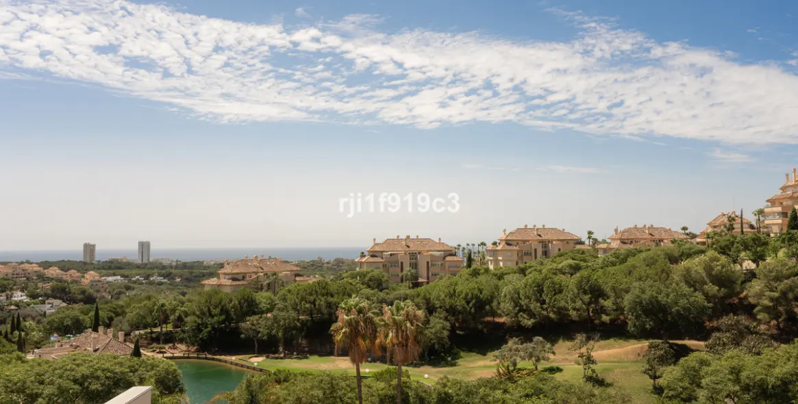 Sale of middle floor apartment in Elviria 23