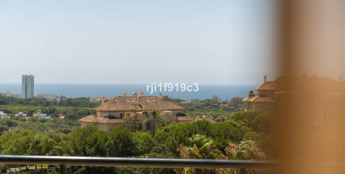 Sale of middle floor apartment in Elviria 25