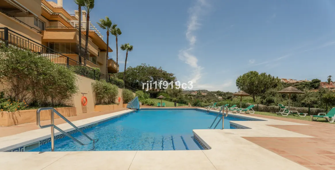 Sale of middle floor apartment in Elviria 26