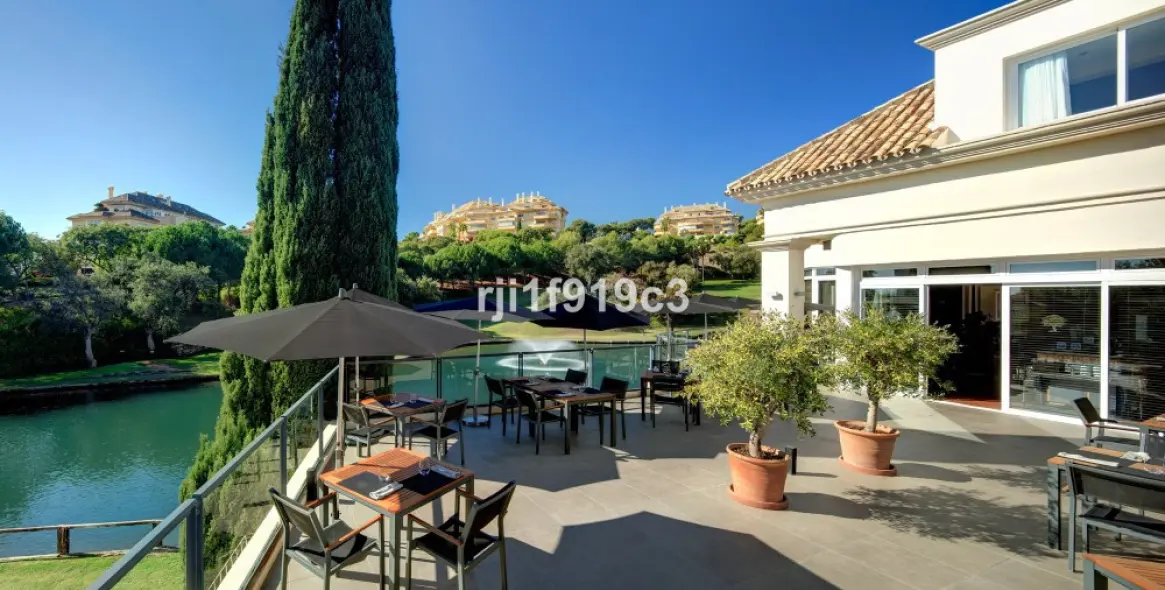 Sale of middle floor apartment in Elviria 28
