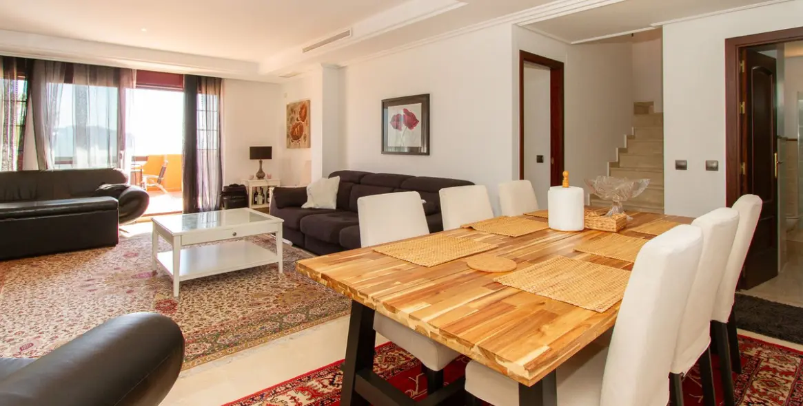 Sale of penthouse in La Mairena 3